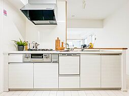 [キッチン] 機能性とデザイン性を兼ね備えたシステムキッチン。リビングとの一体感も考慮され、美しい空間が実現。
