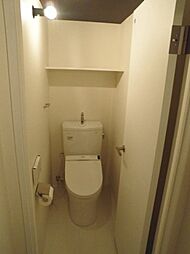 [トイレ] トイレは洗面所に入って奥にあります。　清潔感があふれるトイレです。