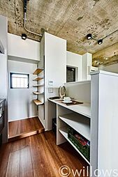 [キッチン] キッチン後ろには、炊飯器や電気ケトル等を置ける棚がございます。高さをつけることで外側からは見えないようになっているので、お部屋の統一感を壊さず、生活もしやすいという工夫がされております。