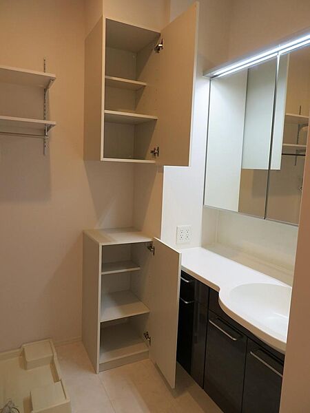 画像18:洗面室には大きな収納スペース付です。
