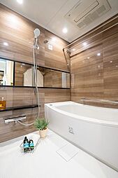 [風呂] 心と身体にやすらぎを与えてくれるバスルームです。光沢感のあるパネルが施され、より一層くつろぎの空間を醸し出します。