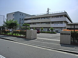 [周辺] 横浜市立東山田中学校まで1191m、校章には「さまざまな体験を通し、未来へ続く大空へ羽ばたくための翼をつくろう」という想いが込められています。