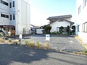 歩道より現地を撮影。南東向きの整形地。