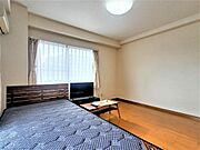洋室8.4帖、照明器具は備え付けです。
