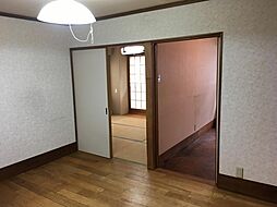 [その他] 玄関からの写真。右の引き戸が洋室、左の引き戸が和室です。