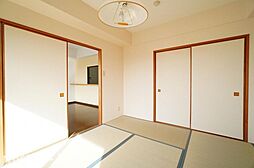 [内装] あると落ち着く和室には押入も完備されており、客間としてだけでなく収納などに利用できるスペースです！