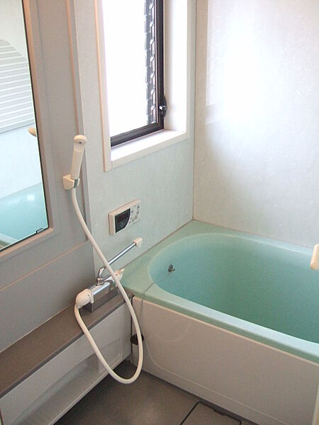 画像7:追い焚き付きのお風呂です　窓付きで明るいですよ