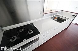 [キッチン] 使い勝手の良いシステムキッチンを採用！作業スペースも広めにとられておりご家族でお料理が楽しめます！