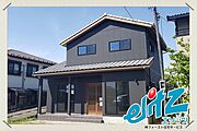 【外観】黒い外壁に瓦屋根で軒裏等は木目調が新築なのに懐かしさ漂わせます。
