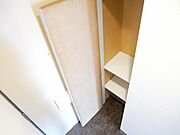 玄関に収納があります。