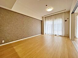 [居間] 明るい室内で快適な空間となっています。続き間の洋室を開放すると、さらにリビングが広く使えます。