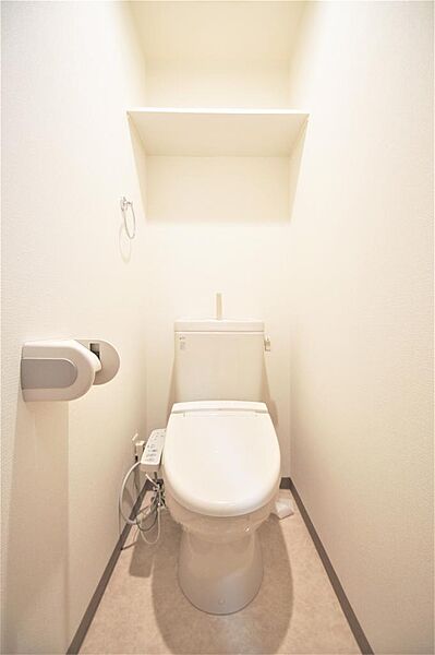 画像17:トイレは温水線所機能付きです。上部に収納があります。