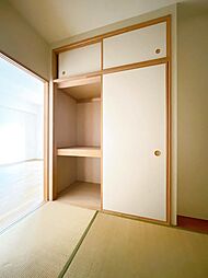 [寝室] 和室にはもちろん押入がついています。奥行きがあり大容量なので、布団や季節ごとの衣類を収納できます。仕切りがないので大きいものを収納するのにピッタリです。室内（2022年5月）撮影