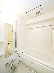 [風呂] 浴室暖房換気乾燥機つきのバスルームは、脱衣スペースとの温度差によるヒートショックを防ぐことができ、ご高齢のご家族や高血圧の方にも人気の設備です。