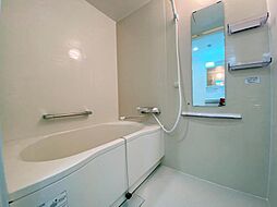 [風呂] 清潔感のあるカラーで統一された浴室