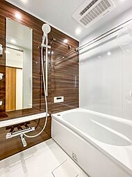 [風呂] 浴室は1116サイズ。追焚付き。床にはほっカラリ床が採用されています。