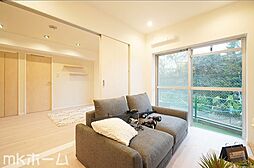[居間] リビング横の洋室はフレキシブル使えます！大きなリビングとして、またプライベート空間としても対応可能！