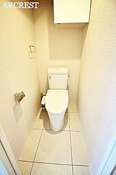 [トイレ] 収納付きの温水洗浄便座トイレ。