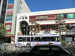 [周辺] 武蔵野線新八柱駅と合わせると松戸市内の駅では乗降客数が松戸駅に次いで2番目に多い。武蔵野線との乗り換え客よりも、周辺住宅地住民の利用の方が多い。