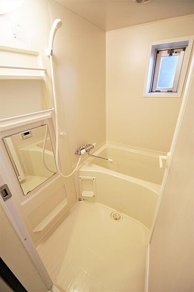画像16:お風呂はエコ給湯・追い焚き機能付き。上部に小窓がついております。