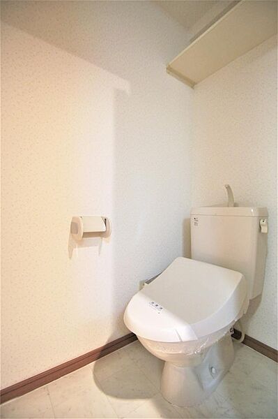 画像15:トイレは温水洗浄機能付きです。便利な小棚付きです。