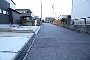 前面道路幅員約6ｍです。大通り沿いではないため、車通りも多くなく安心して駐車していただけます。