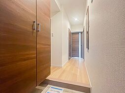 [玄関] 木目調の建具、シューズクローク、姿見は統一感があり家への期待感を抱かせてくれる素敵な玄関部。大きなクロークでたっぷり収納可能です。