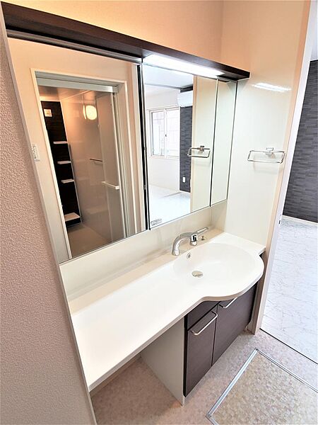 画像18:大きな鏡が印象的な洗面化粧台。