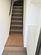 玄関から階段へ