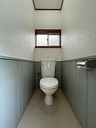 [トイレ] オシャレな壁紙へリフォーム済みのトイレです。