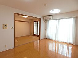 [居間] LDK隣にある和室の扉を開放し、空間を広くお使い頂くこともできます。