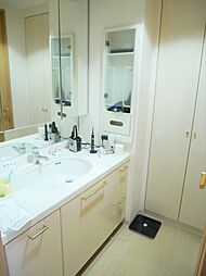 [洗面] 大きな鏡に収納も豊富なので使い勝手の良い洗面台です。
