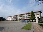 【吉野小学校】鹿児島市立吉野小学150周年を迎えました。鹿児島駅から北へ4Ｋｍ進んだ吉野台地の真ん中にあります。校舎からは鹿児島のシンボルである桜島が見え学校には彩り豊かな花が咲く学校です。 970m