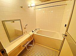 [風呂] 清潔感のあるカラーで統一された空間は、ゆったりとした癒しのひと時を齎す快適空間に仕上げられています。