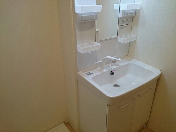 画像6:シャワー付きの洗面化粧台もありますよ。