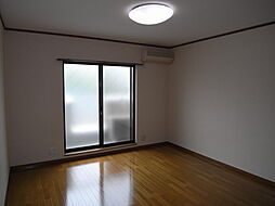 シャレー白糸 101 1階ワンルームのリビング/ダイニング