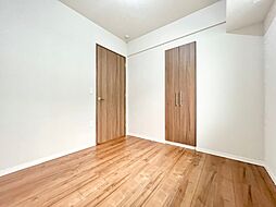[内装] 【洋室】木目のフローリングが暖かみのある室内に。明るい寝室で心地のいい朝を迎えられそう。