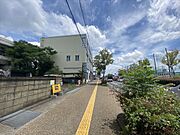 前に整備された歩道があるため安心です