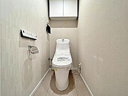 [トイレ] タンク一体型のすっきりしたデザインのシャワートイレです♪お掃除もしやすくていつまでも清潔です。