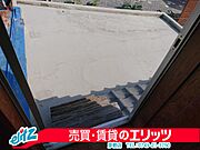 ２階洋室からバルコニーに下りることができます。