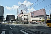 【アミュプラザ鹿児島】アミュプラザ鹿児島は鹿児島市中央町にある鹿児島中央駅直結の複合商業駅ビルです。様々な飲食店、雑貨、衣服、娯楽などの店舗があります。 770m