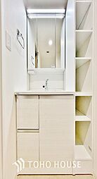 [洗面] 「洗面台もPanasonic製へ交換されています。」白を基調とし、機能的でスッキリとした印象の収納スペース豊富な洗面台になっています。