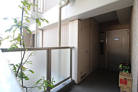 角部屋の為、玄...