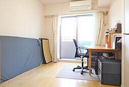 [居間] 5帖洋室、バルコニーに面する為掃き出し窓がついた風通しの良いお部屋です。エアコン設置可能