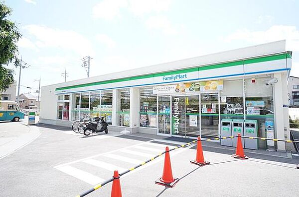 ファミリーマート宝塚山本駅前店 517m