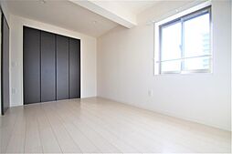 洋室７．５帖、照明器具は備え付けです。