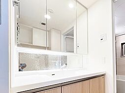 [洗面] 洗面台には三面鏡を採用。身だしなみを整えやすい事はもちろんですが、鏡の後ろに収納スペースを設ける事により、散らかりやすい洗面スペースをすっきりさせる事が出来るのも嬉しいですね。
