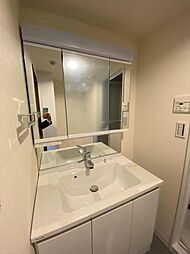 [洗面] ■アクセサリー等の収納にも便利な三面鏡洗面台