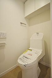 [トイレ] いつも快適な温度に調節が可能な温水洗浄機能付きトイレ。(2022年5月交換)