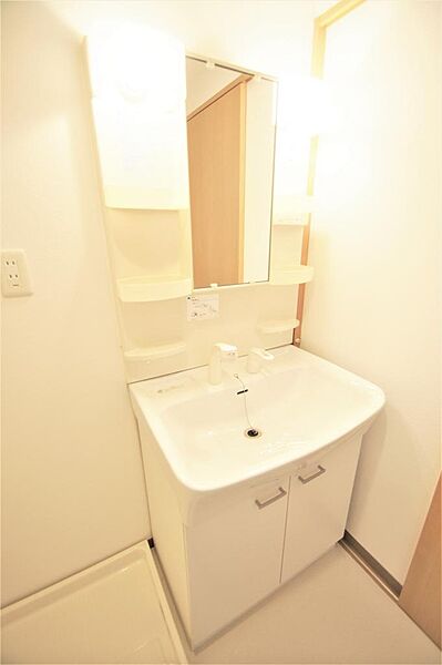 画像16:シャワー付き洗面洗面化粧台は人気の設備です。身だしなみを整える際に便利です。